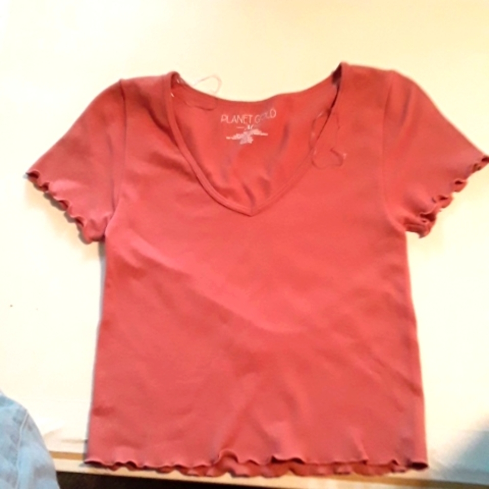 A medium stretchy oranges red planey gold V neck top